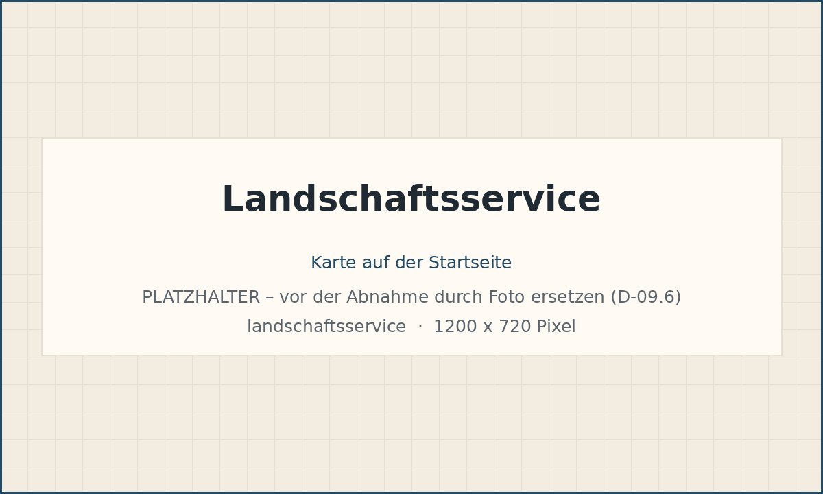 Gepflegte Grünanlage einer Wohnanlage mit Rasenfläche und Hecke